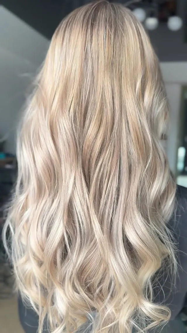 Blond în valuri