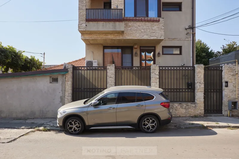 Exteriorul salonului